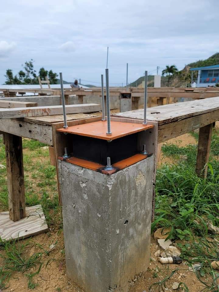 Aislador LDRB sobre el dado de concreto con los pernos de anclaje, durante la construcción de una vivienda en Juana Díaz