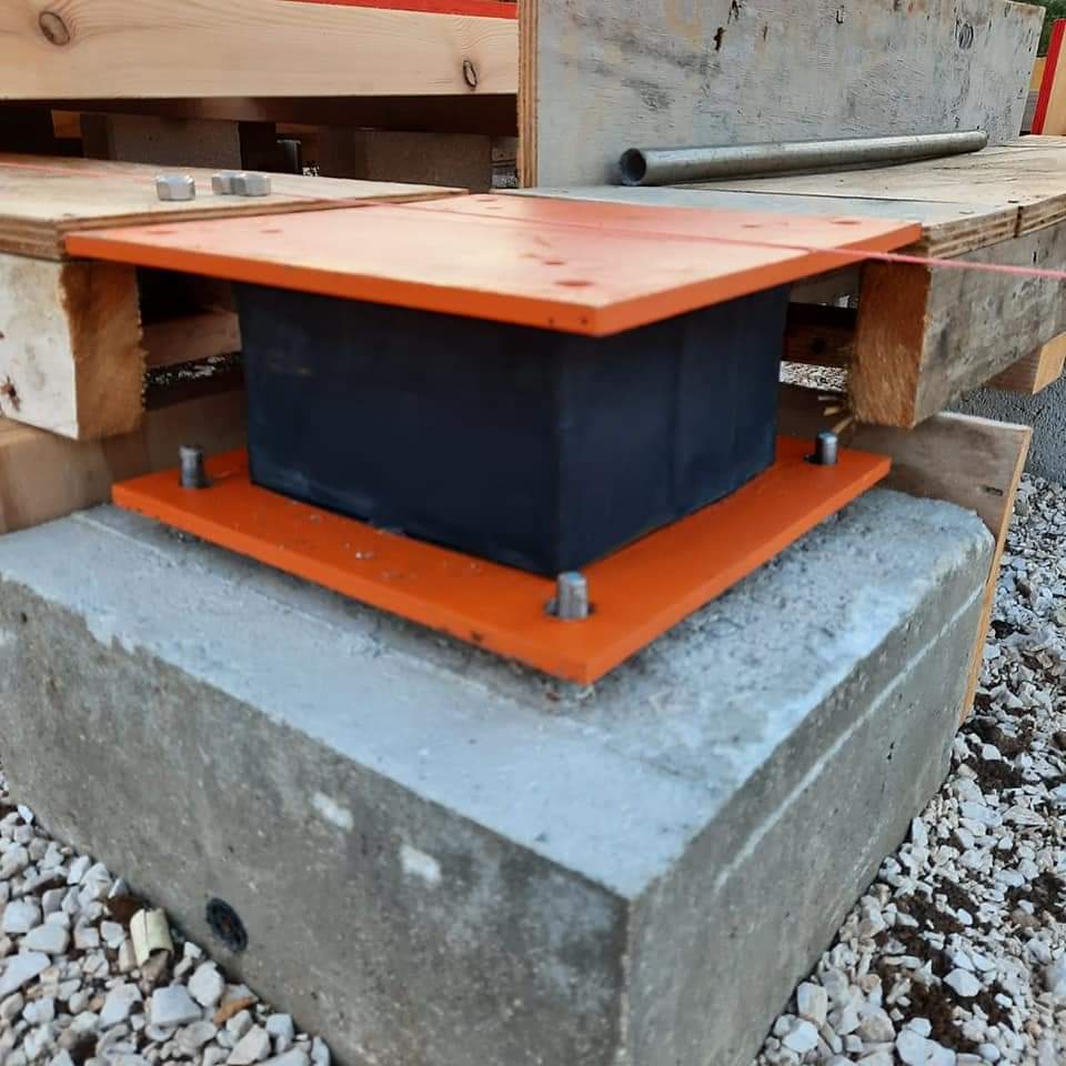 Aislador elastomérico LDRB anclado sobre el pedestal de cimentación de una casa en Juana Díaz