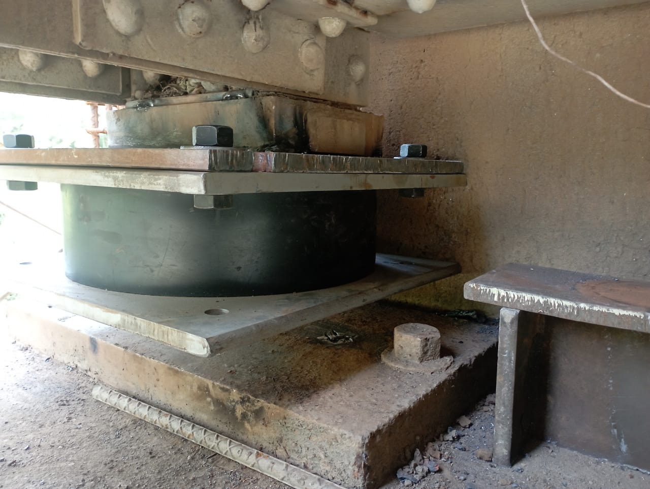 Aislador elastomérico para estructura